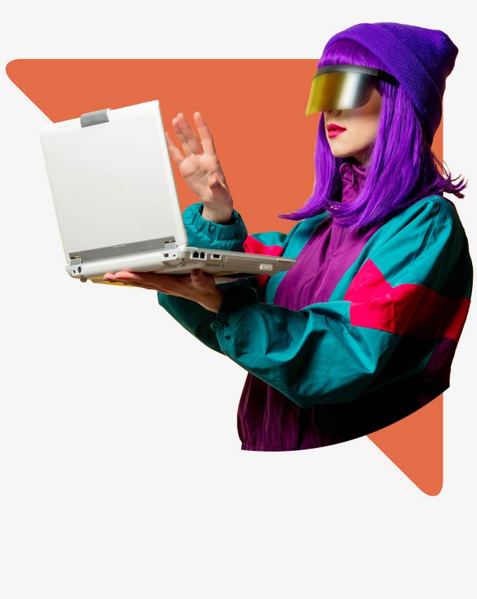 Das Bild zeigt eine junge Frau mit bunter Kleidung und lila Haaren. Sie hat ein Laptop in der Hand und arbeitet mit Dynamics 365 Customer Insights Journeys.