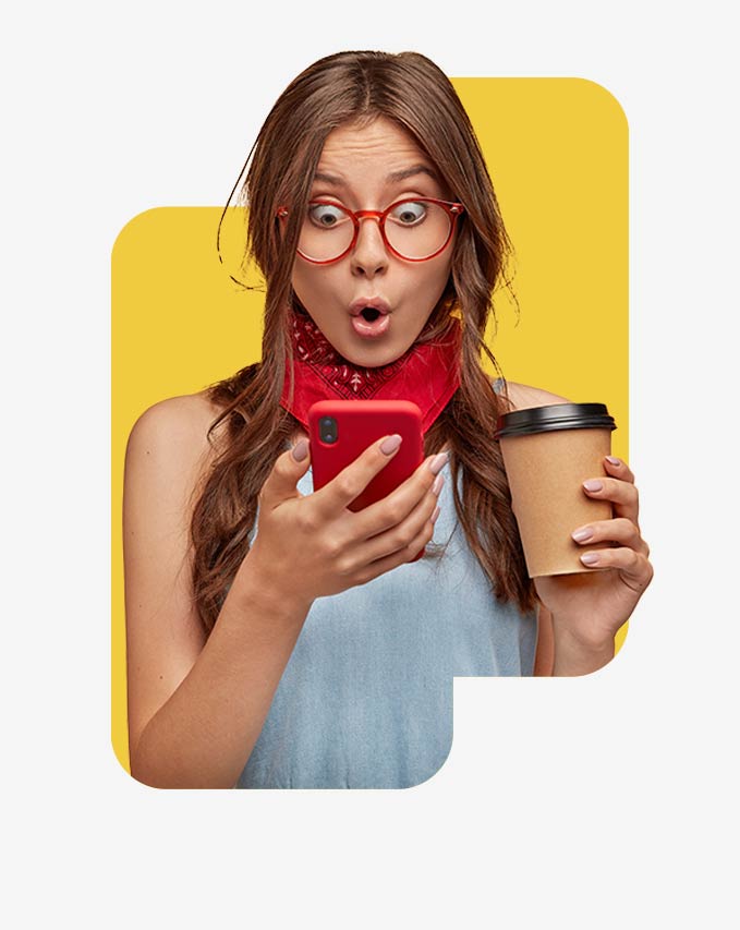 Junge Frau mit Kaffee und Smartphone in der Hand. Sie ist erstaunt über die Zahlen, die sie sieht. Danke Power BI und mobiler App hat Sie jederzeit alle Daten im Blick.