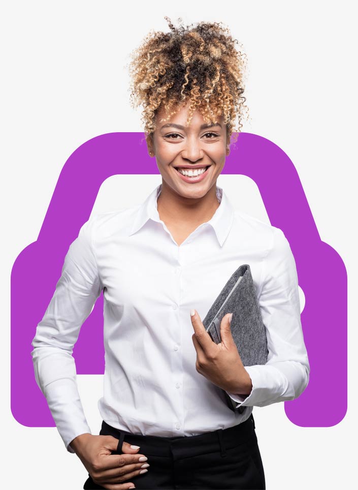 Eine junge Frau in weißer Bluse hat ein Tablet unter dem Arm. Sie nutzt den digitalen Außendienst mit Dynamics 365 Customer Insights von awisto.