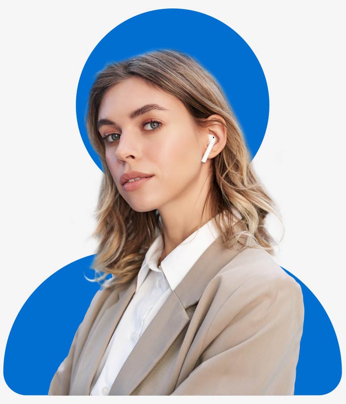 Junge Frau mit In-Ear-Kopfhörer. Sie symbolsiert den awisto Kundensupport.
