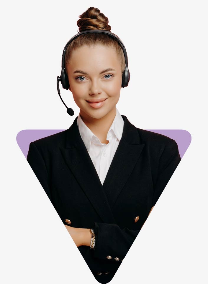 Eine junge Frau im Businessanzug trägt ein Headset auf dem Kopf. Sie nutzt Dynamics 365 Customer Service für den Kundensupport.